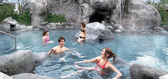 大江戸温泉物語 浦安万華郷では、水着着用で男女の混浴が可能。カップルには嬉しいポイントがたくさんなんです。