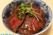 【食らえ俺の男飯】擦ってのせてチン！肉食系男子大歓喜のローストビーフ丼！