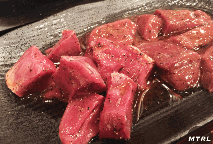 【980円で食べ放題！】新宿食肉センター極の新鮮な朝採りレバーを堪能！