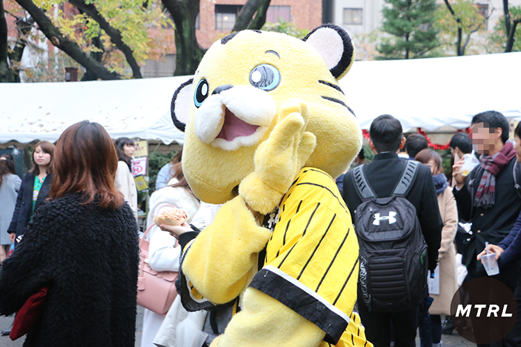 阪神タイガースのマスコットキャラであるトラッキーに出会いました%e4%b8%89%e7%94%b0%e7%a5%ad1