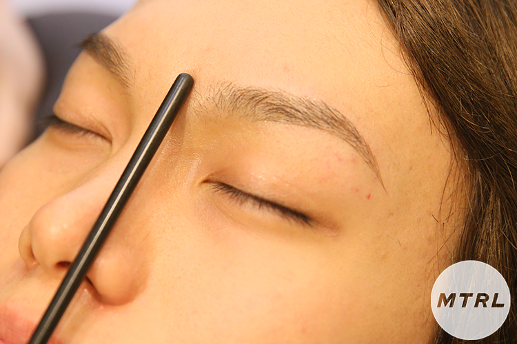 眉頭は、鼻筋の延長線上になるようスティックをあてて確認します直線上にあれば理想。