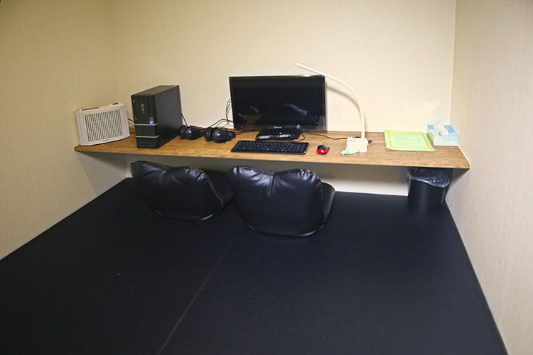 マインスペースの店内の風景。机の上にモニターとPCが置いてあるシンプルな内容になっています。