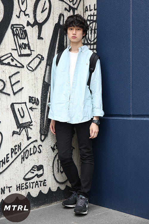 2017年春夏の渋谷原宿リアルスタイル【MTRL_SNAP】淡いブルーシャツを羽織ったクリーンスタイル　金子直弘