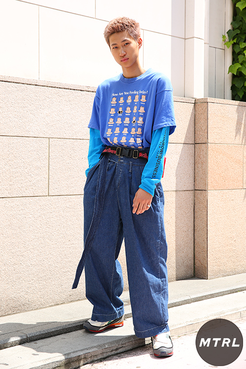 2017年春夏の渋谷原宿リアルスタイル【MTRL_SNAP】古着のTシャツを使ったオールブルーコーデ 染野翔太