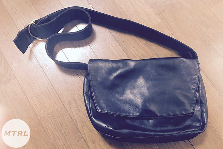 市川慶一郎くんが最近買ったものは黒のレザーのメッセンジャーバッグ。古着屋です