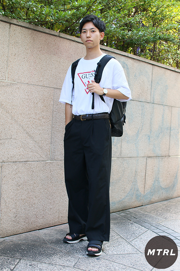 2017年渋谷原宿リアルスタイル【MTRL_SNAP】流行のGUESS Tシャツが映えるシンプルコーデ　舘野博人