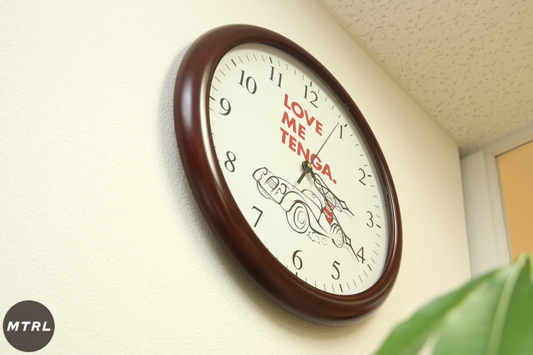 TENGAのオフィスのプレスルームに飾られている時計もTENGA仕様。さりげないオシャレも遊び心があって素敵な空間だ。