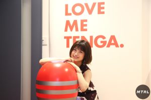株式会社TENGAさんのオフィスに遊びにきたマドカ・ジャスミン。入り口では大きなテンガがお出迎え。LOVE ME TENGAと書かれたロゴもオシャレでキュート！