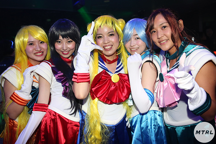 セーラー戦士５人組の美女をSNAP！渋谷のクラブで一際目立つセーラームーン！