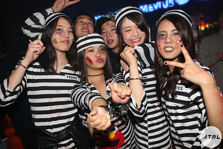 囚人服姿にゾンビメイクのギャル４人組をSNAP！ハロウィンの渋谷のクラブではお揃いのコスチュームに身を包んだ集団が目立った。