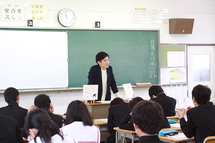 出身地である愛知県春日井市の中学校で教壇に登る詩人の鈴掛真さん。この日は地元中学の特別授業で先生をした。