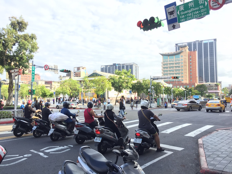台北の街中には大量のバイクが。道路がバイクに埋め尽くされるなんてことも。