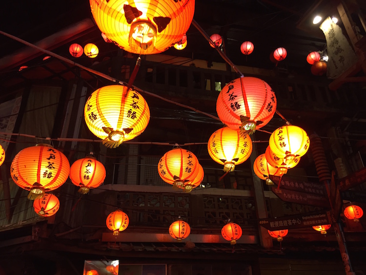 たくさんの提灯に灯された灯りが夜を演出する台湾での一枚。