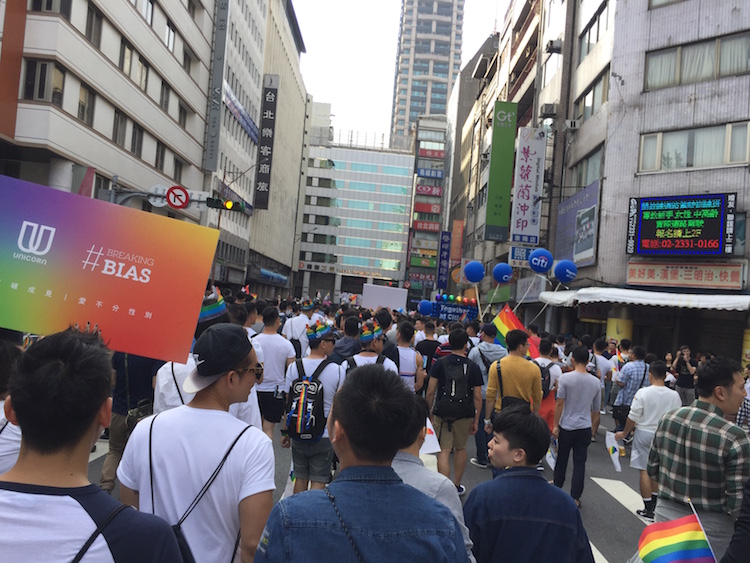 「台灣同志遊行」の参加者の写真。参加人数は約11万人。LGBTに寛容な国での理解の深さがわかります。