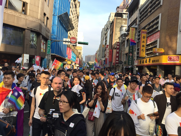 「台灣同志遊行」のパレードが行われるメインストリートは歩行者天国に。参加人数は11万人と言われておりアジアで唯一同性婚が法制化される台湾ならではのLGBTへの理解が感じられます。