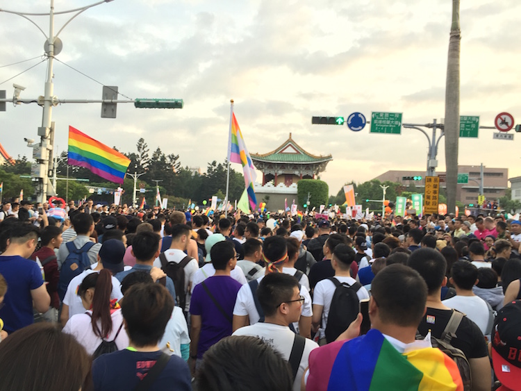 台湾市全体で行われるLGBTのパレードである「台灣同志遊行」。とても多くの参加者が町中を練り歩き街全体がお祭りムードに。