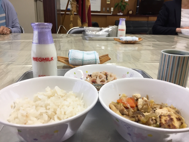 詩人の鈴掛真さんの出身地である愛知県春日井市の中学校へ特別授業の先生として訪れた日のお昼ご飯は久しぶりの給食でした。テンションの上がる鈴掛さん。