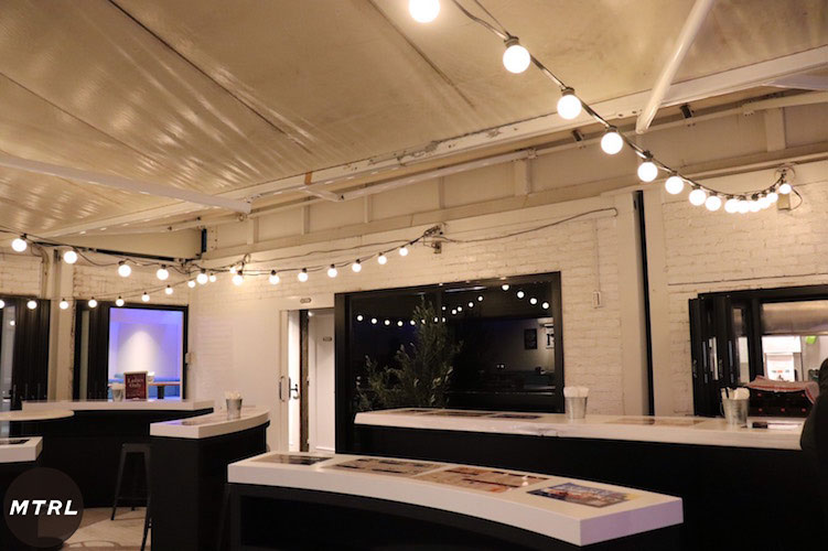 白の壁に白の机、そしてランプが天井に飾られて渋谷のピザスライスみたい。