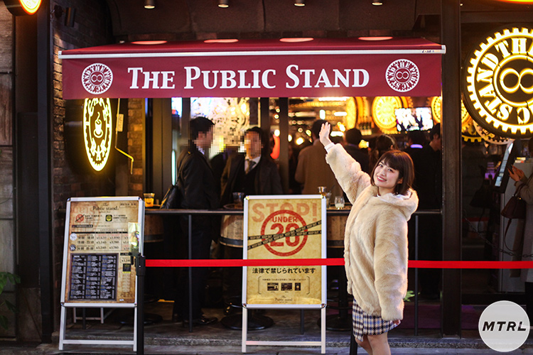パブリックスタンドの前に立つマドカジャスミン。男は3000円、女は1000円で飲み放題とコスパがいいだけあり、人気のお店だ。