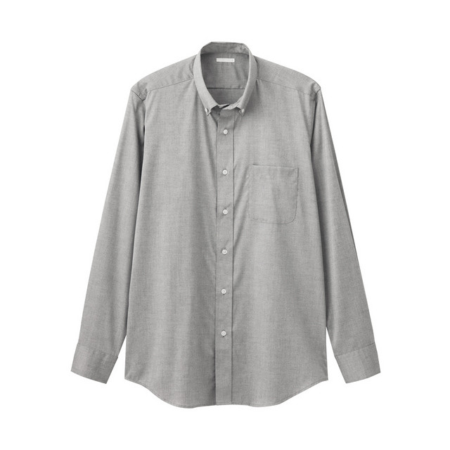 GUのピンオックスフォードシャツはボタンが襟元もとめられる使用。グレーの色味も綺麗で使いやすい