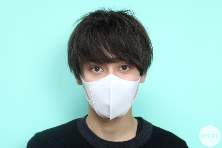 変形型のマスクである超立体をつけるモデルの冨田幸大くん。スキマを作らず高機能ではあるが、すこし顔が大きくみえてしまうかも。