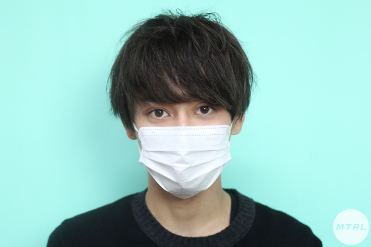 小顔みえマスクをつけるモデルの冨田幸大くん。すごい！本当に小顔に見える！マスクでここまで印象が変わるというのに驚き！