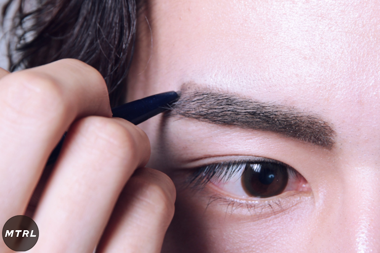 イケメンは眉毛で決まる 三代目の登坂さん風 おみ眉の描き方 Mtrl マテリアル