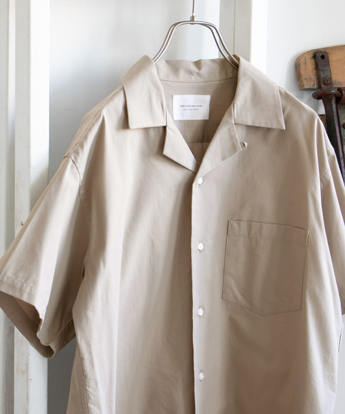洗濯後もアイロンが簡単なイージーケア素材で織り上げた半袖オープンカラーシャツが今年も登場。 今年も引き続きマストアイテムとして注目されているオープンカラーシャツを上品な印象で着こなせるよう、ほどよいハリのある国産コットン100%生地を採用。合繊素材に比べ、風合いが良く肌にも優しい一着です。 トレンドのニュアンスカラー"Gray" "Steel Blue"に加えて、DOORSだけのオリジナル柄でベージュを基調とした"Stripe"、定番人気の"Glen Check"、大人な印象の"Check"の5色でラインナップしました。 URBAN RESEARCH DOORS イージーケアオープンカラーシャツ ¥8,250