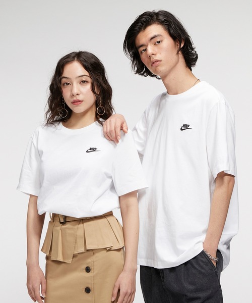 ナイキ スポーツウェア クラブ Tシャツは、柔らかいコットンジャージー素材を使用し、胸には定番のロゴを刺繍であしらった一枚。 シンプルなデザインで一枚での着用はもちろん、インナーとしても活用でき1年を通してコーディネートに取り入れることができます。 NIKE ナイキ スポーツウェア クラブ ユニセックス Tシャツ / NIKE ¥2,750