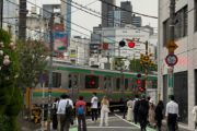 【代々木】千駄ヶ谷4-26の踏切がフォトスポットに！海外インフルエンサーを魅了する【Two Trains One Shot】